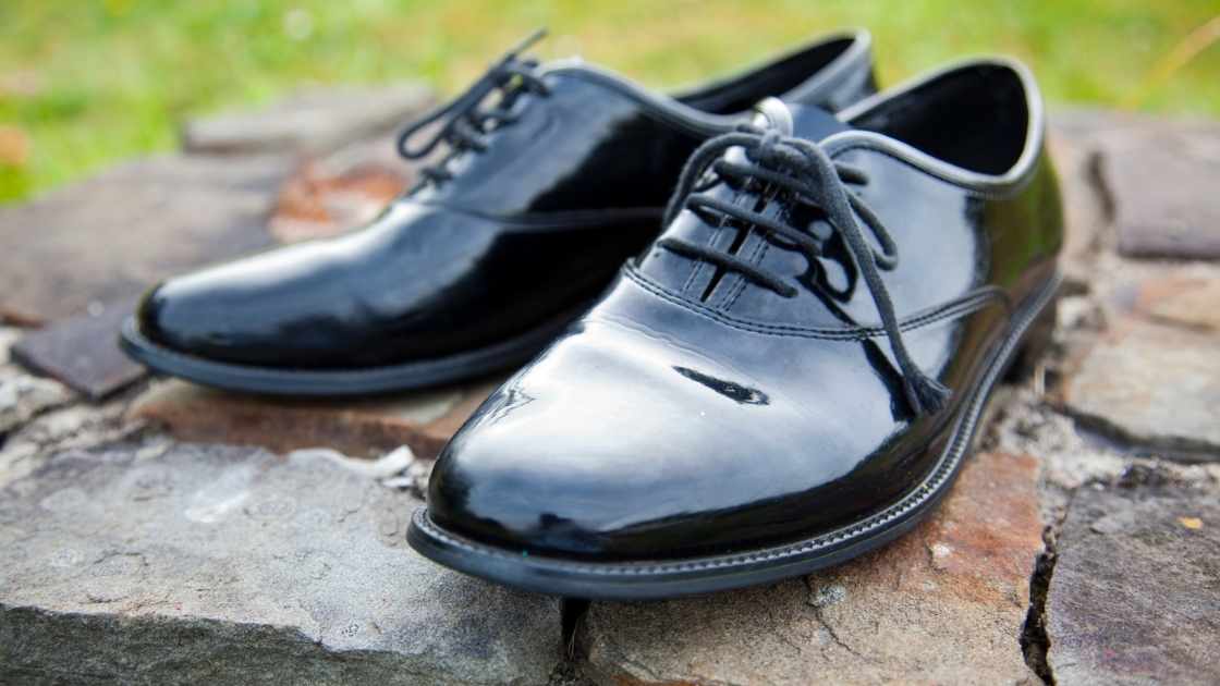 how to make shiny shoes dull